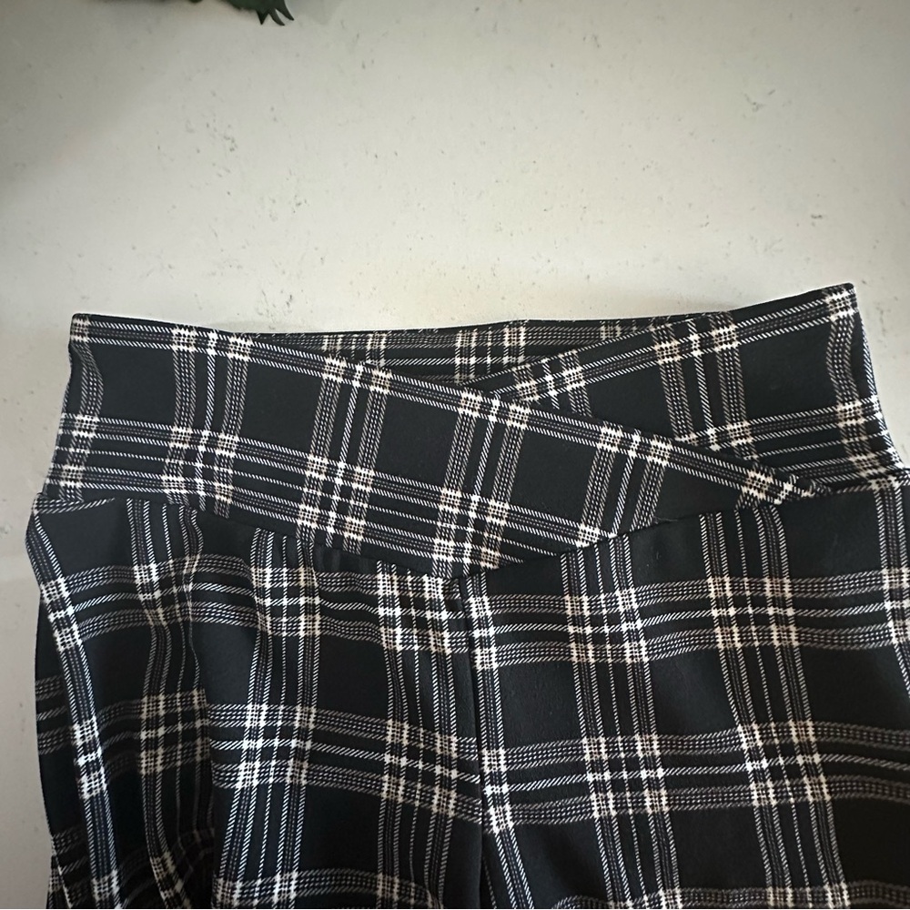 Maurices Womens XS Black & White Plaid Flare Pants 97% Polyester 3% Spandex - Picture 8 of 8